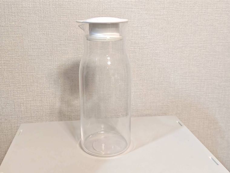 ウォーターポットが机の上に置いてある