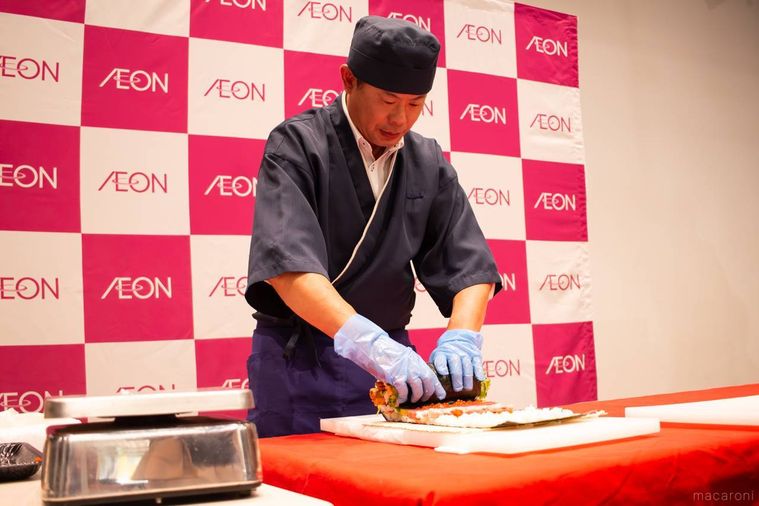 イオンのスタッフが26品目のごくぶと巻を巻いている様子