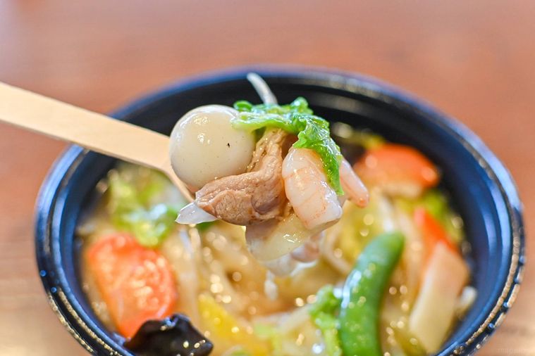 中華丼を持ち上げているところ