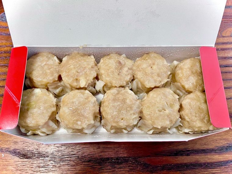 箱に入った551の焼売がテーブルに置かれている