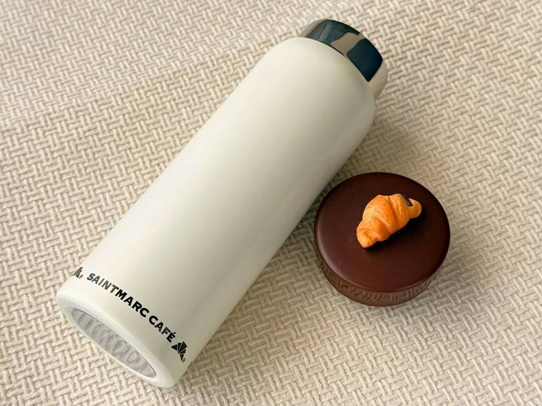 サンマルクカフェ福袋のチョコクロチャーム付きタンブラーが置かれている様子