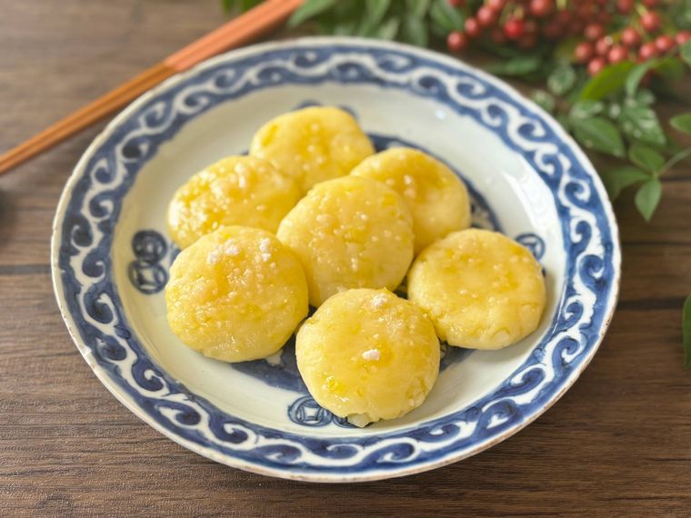 青色の和皿に盛られたじゃがいももち