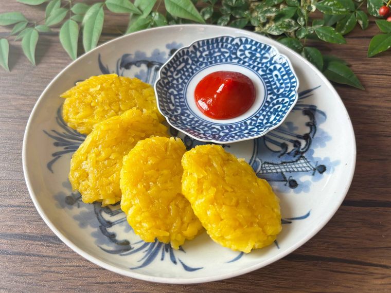 和皿に盛られたハッシュドポテト風おやつ