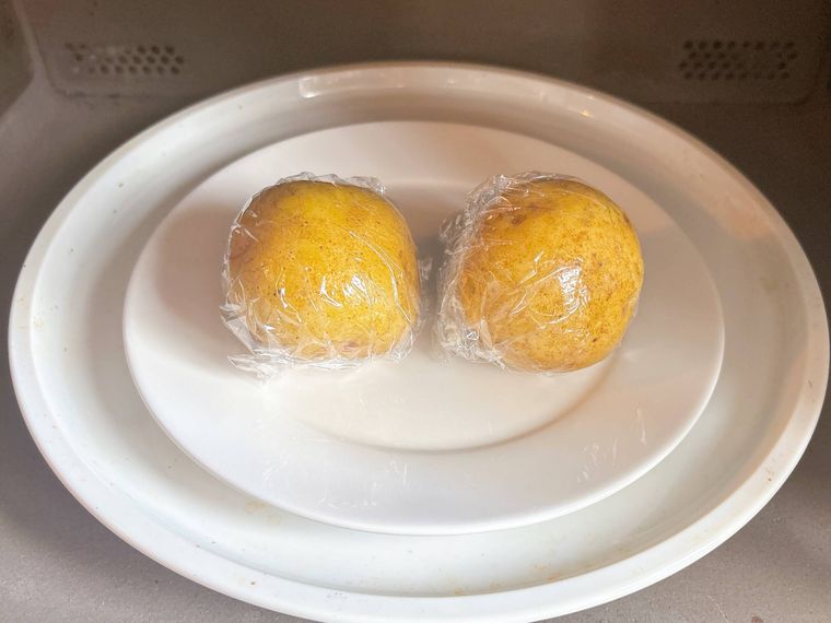 皮付きのままじゃがいもをレンジ加熱する様子