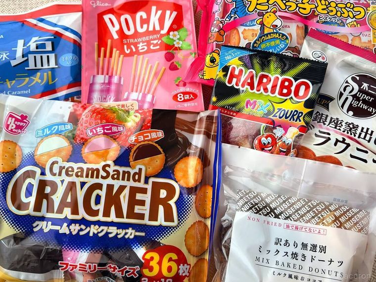 詰めすぎチャレンジ あふれそうなハッピー 2025福袋のチョコレートやキャラメルなどのパッケージが並べられている様子