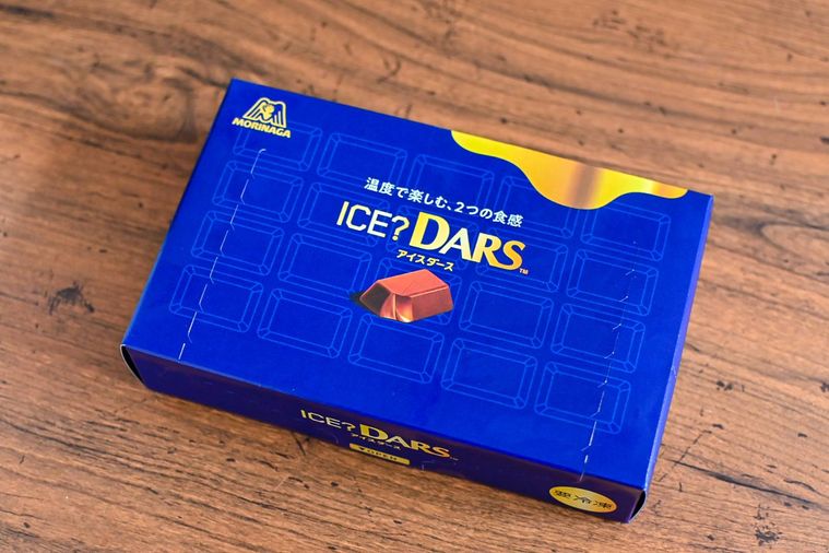 チョコレートの箱を斜めか