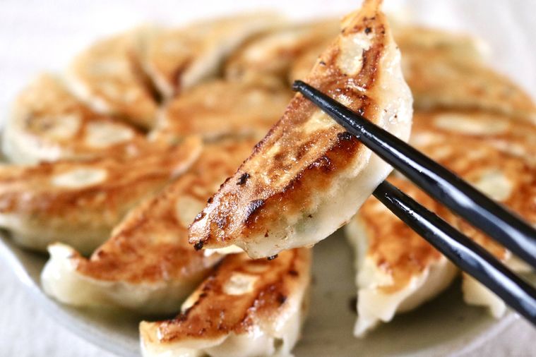 焼き餃子を持っている