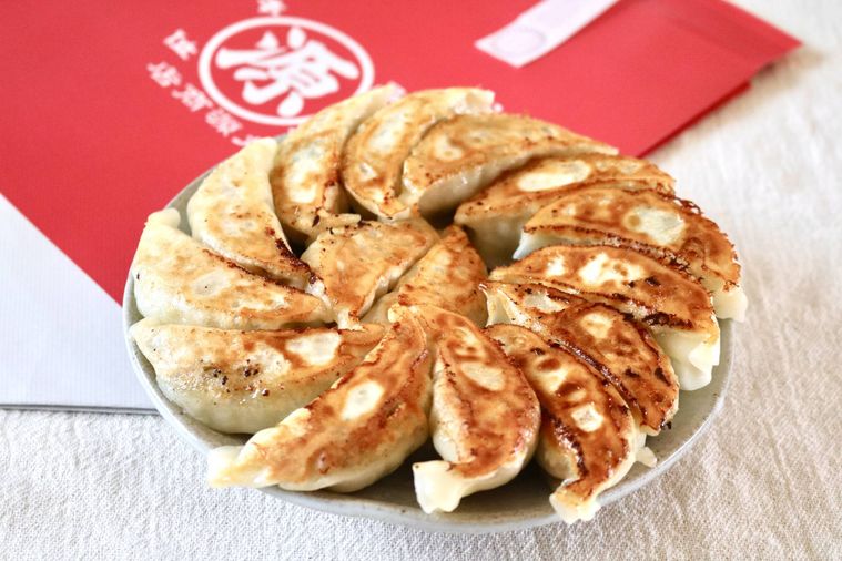 焼き餃子と赤い袋