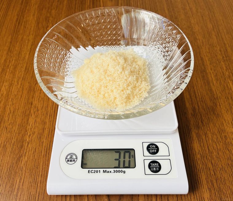 ダイソーのキッチンスケールで器に盛った砂糖を量っている