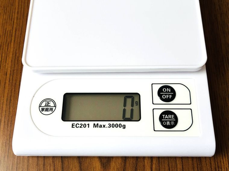 ダイソーのキッチンスケールのボタンと目盛り部分