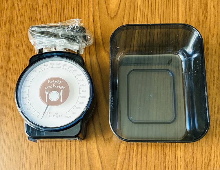 ダイソーのはかりの本体と計量容器