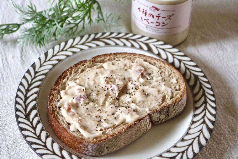 4種のチーズベーコンを塗ったパン