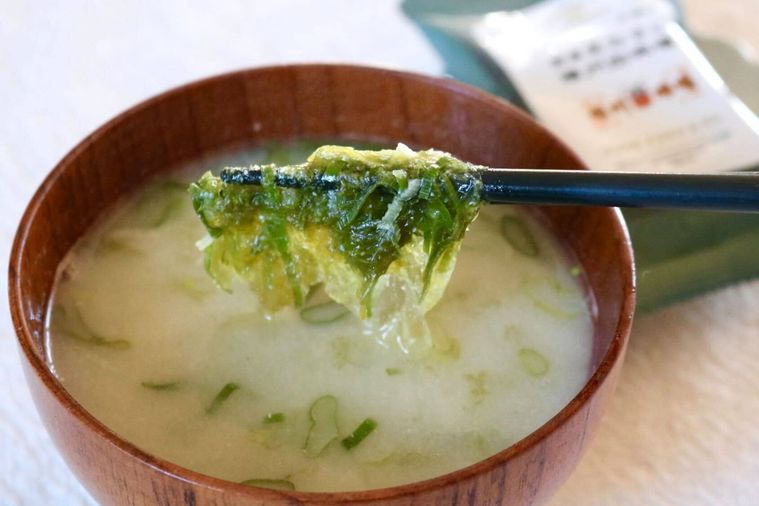 あおさをすくっているところ