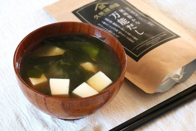 だしを使って作ったわかめと豆腐の味噌汁