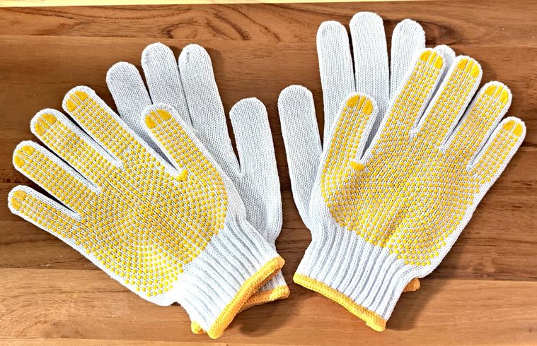 すべり止め手袋 2双入 紳士用が机の上に置いてある