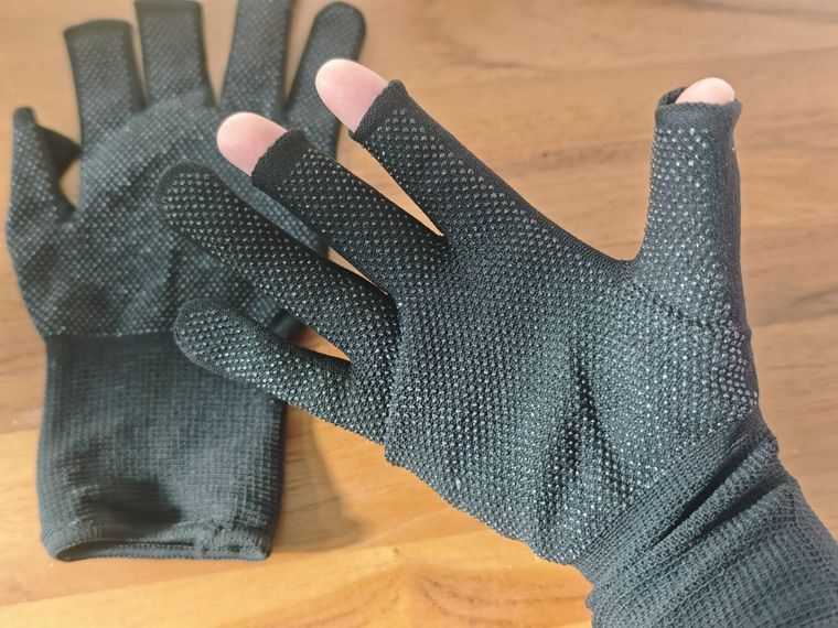スベリ止め手袋3本指カット を手にはめている様子