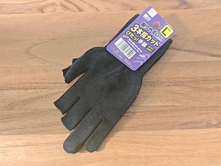 スベリ止め手袋3本指カット	が机の上に置いてある