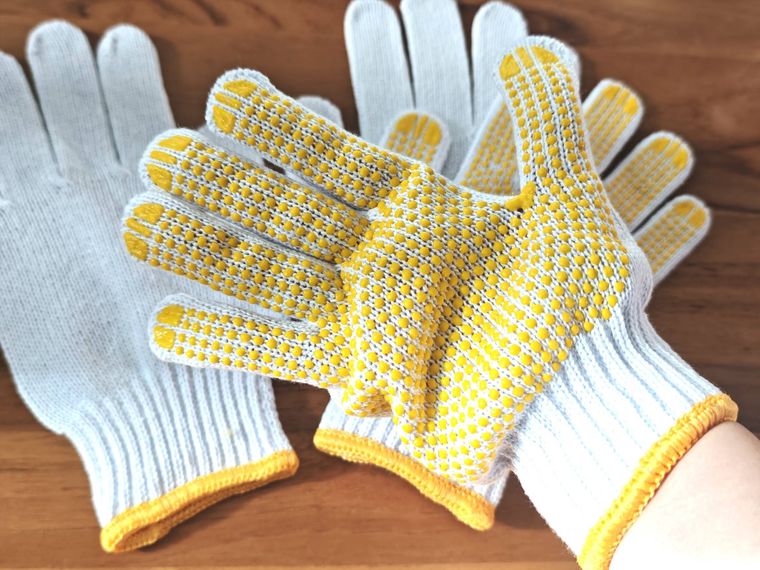 すべり止め手袋 2双入 紳士用を手にはめている様子