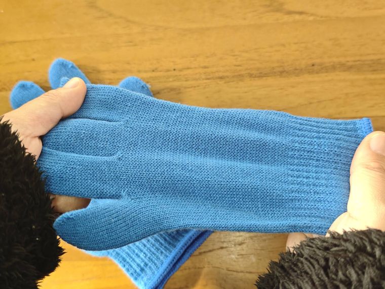 のびのび手袋を少し引っ張っている