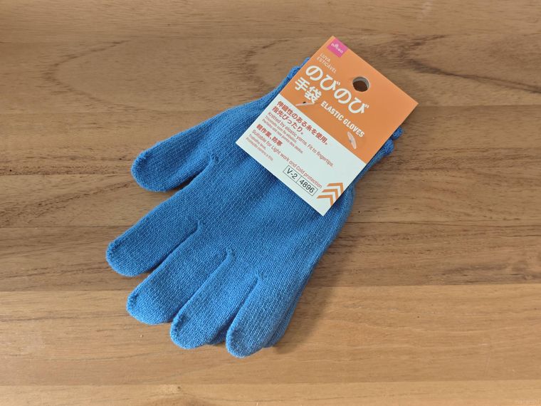 のびのび手袋が机の上に置いてある