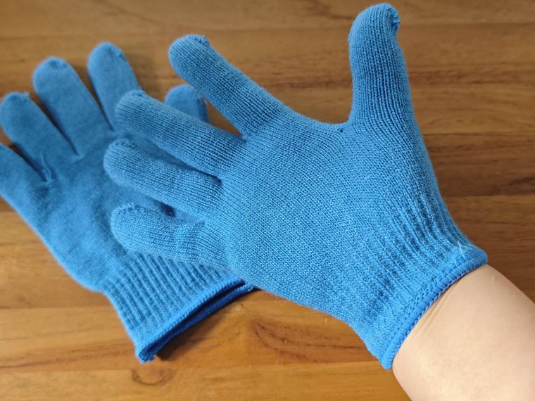 のびのび手袋を手にはめている様子