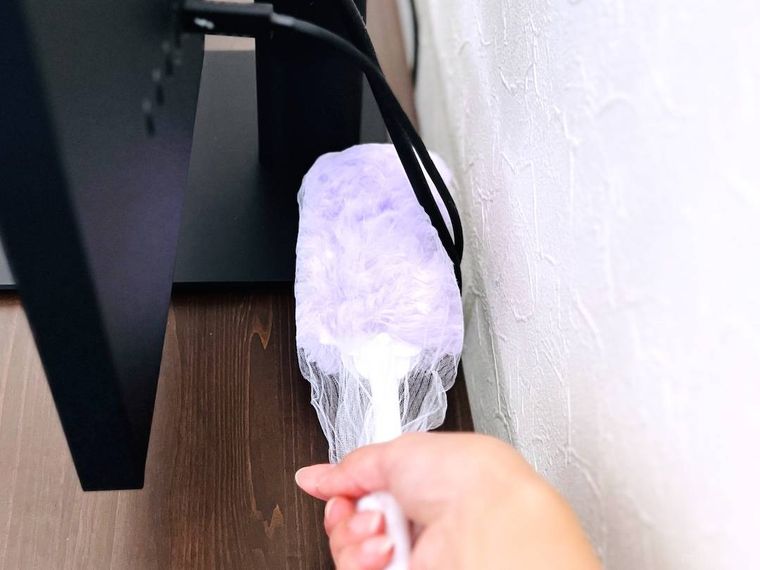 排水口ネットをかぶせたハンディモップで掃除をしている様子