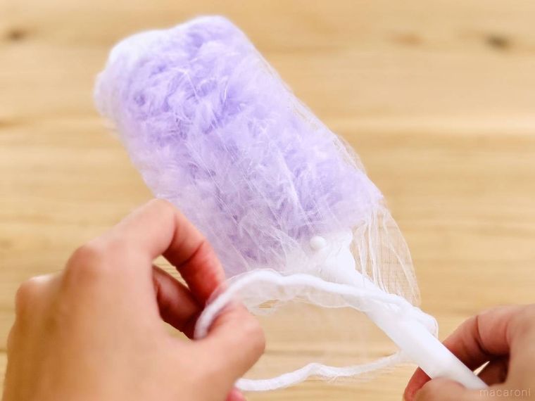 ハンディモップに排水口ネットをかぶせている様子