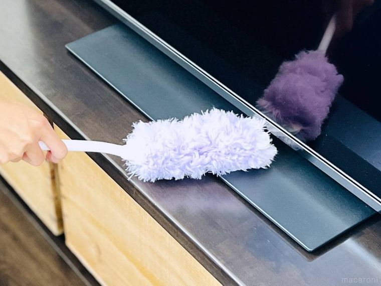 ハンディモップで掃除をしている様子