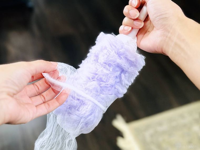 ハンディモップにかぶせた排水口ネットを外している様子