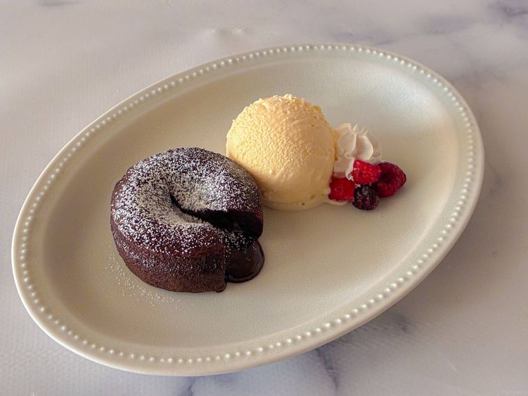 白い皿にのったフォンダンショコラとバニラアイス