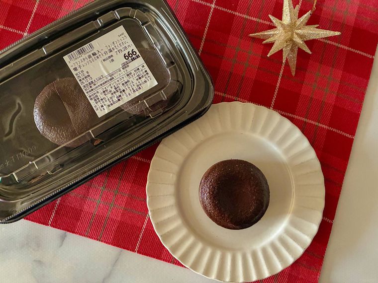 白い皿にのったロピアのフォンダンショコラと赤いランチョンマット