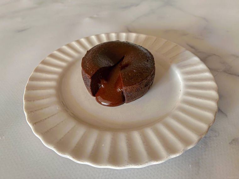 電子レンジで加熱したとろけるフォンダンショコラ