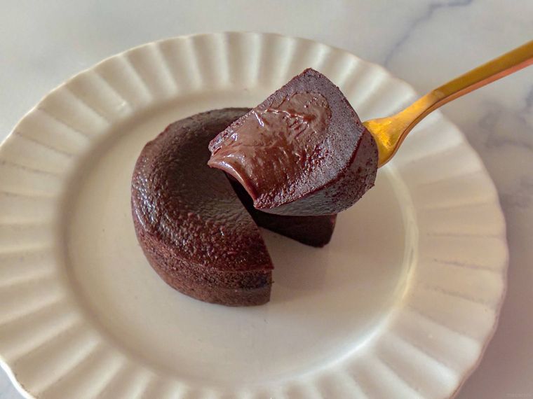 金色のフォークで持ち上げたフォンダンショコラ