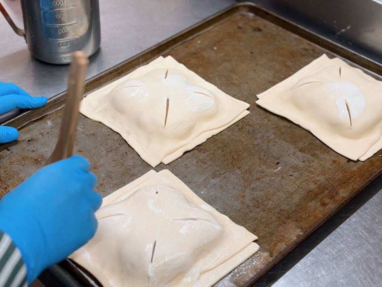 プレートにのったりんごを挟んだ生地