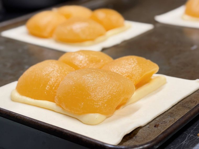 パイ生地に4つのったりんご