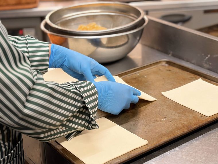 プレートに生地を並べる様子