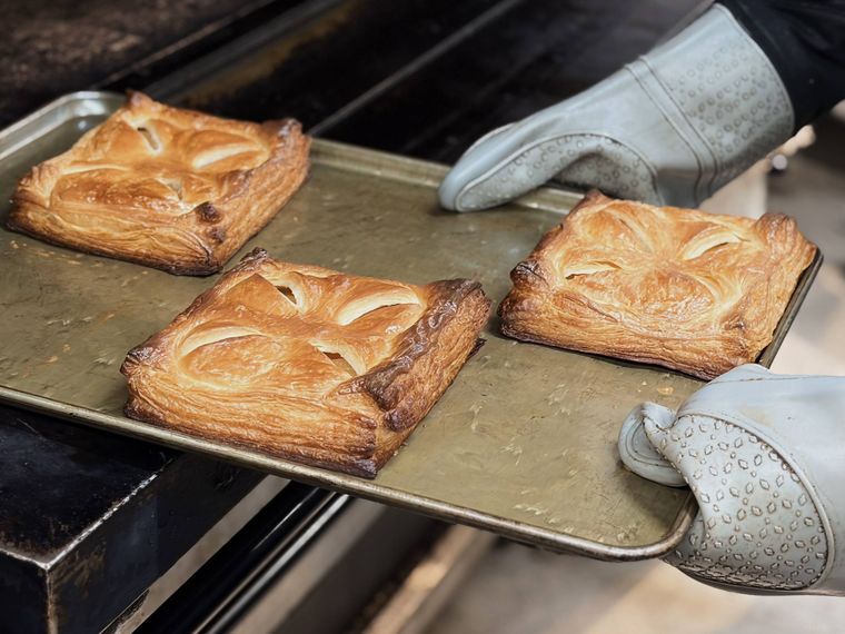 オーブンで焼き上げたりんごパイ