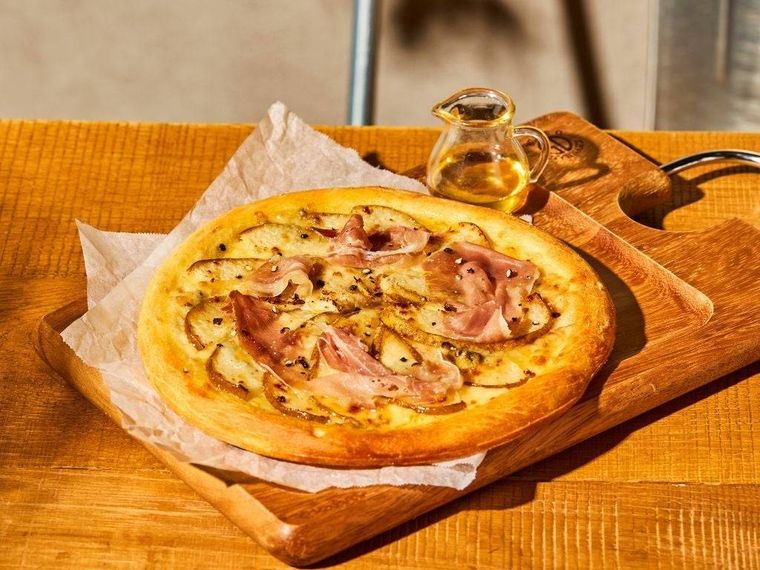 2. ラ・フランスと生ハムのゴルゴンゾーラピザ ランチ