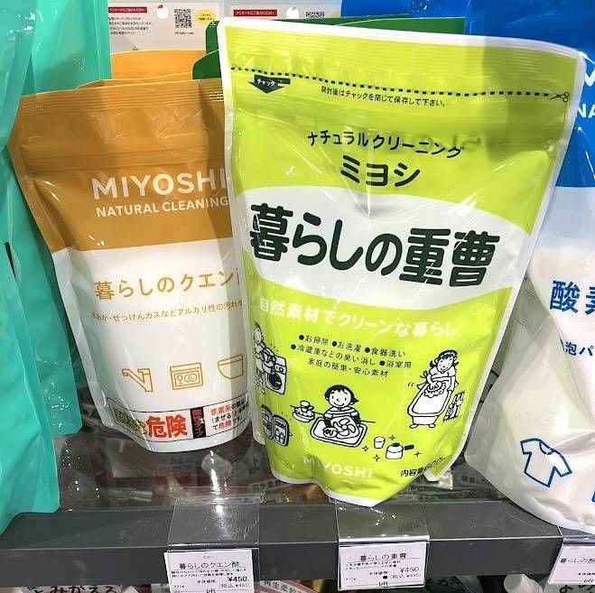 掃除用の重曹が棚に並んでいる