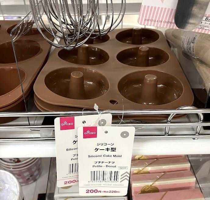 ドーナツ型が商品棚に置かれている