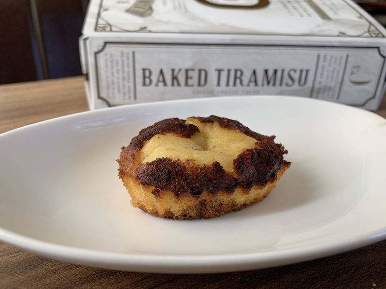 皿に盛りつけられた焼きティラミス