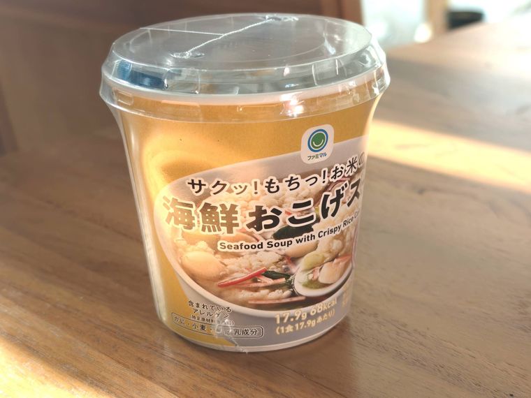 海鮮おこげスープが机の上に置いてある