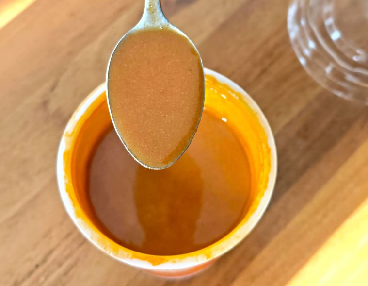 オマール海老のビスクをスプーンですくっている様子