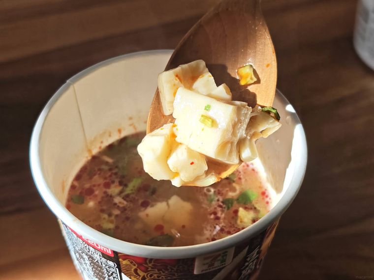 蒙古タンメン中本 辛旨豆腐スープをスプーンですくいあげる様子