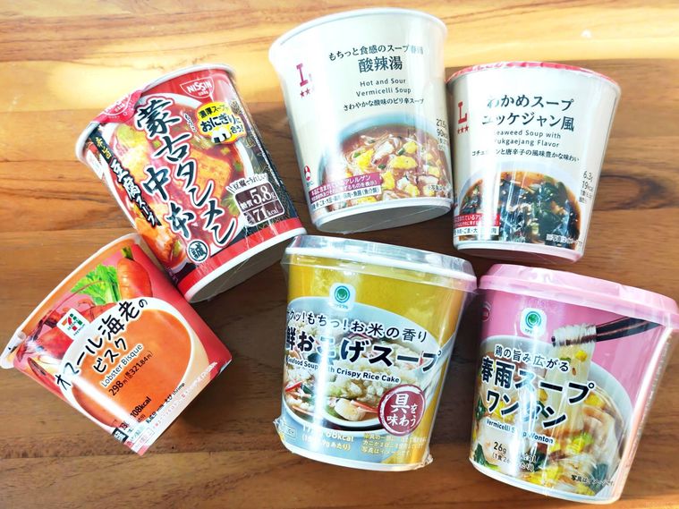 セブン・ローソン・ファミマのスープが机の上に置いてある