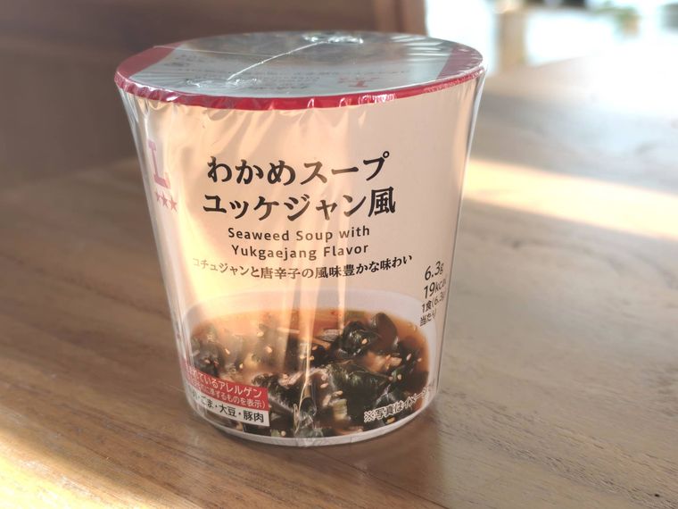 わかめスープ ユッケジャン風が机の上に置いてある