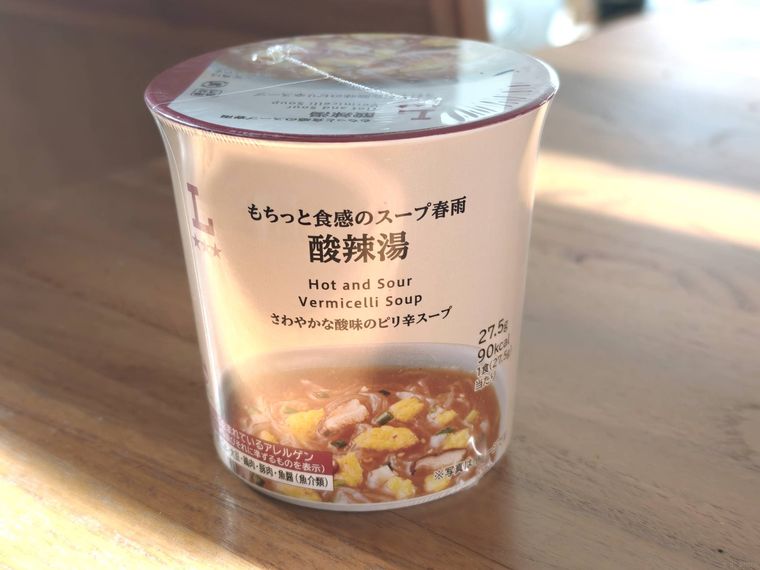 もちっと食感のスープ春雨 酸辣湯が机の上に置いてある