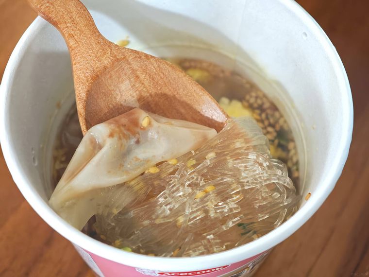 鶏の旨み広がる春雨スープワンタンをスプーンですくっている様子