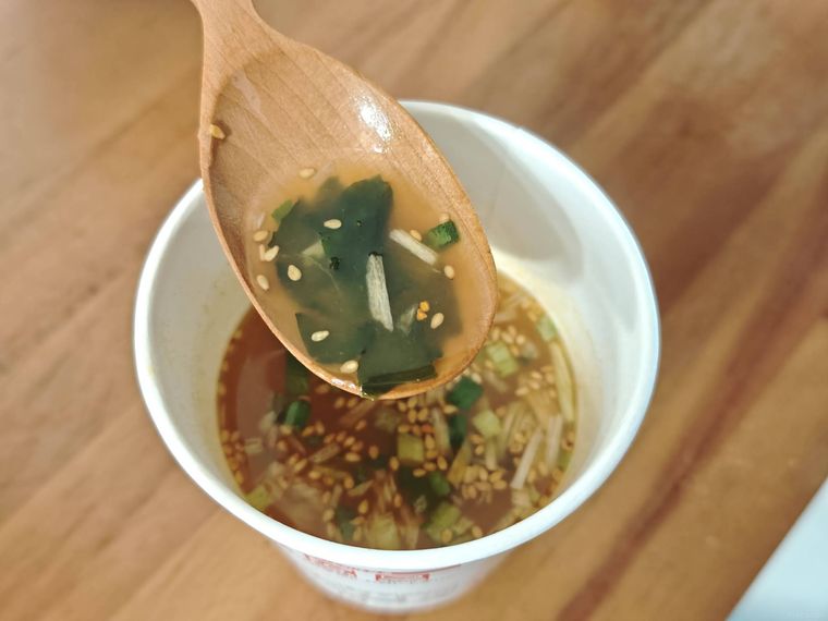 わかめスープ ユッケジャン風をスプーンですくっている様子