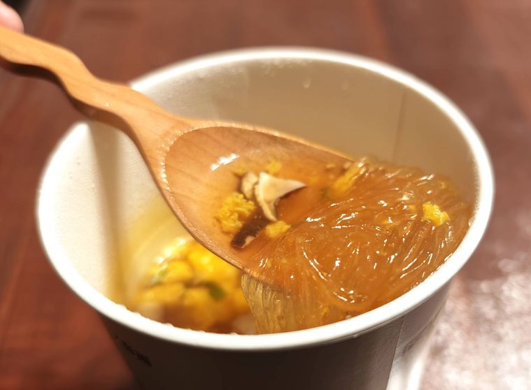 もちっと食感のスープ春雨 酸辣湯をスプーンですくっている様子